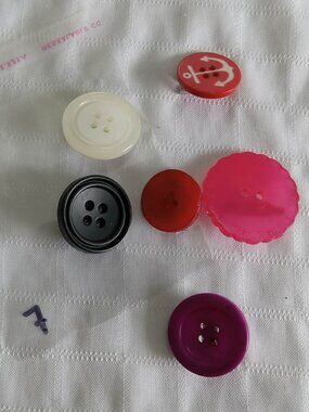 Set 7 : six handmade brooches with acrylic buttons
